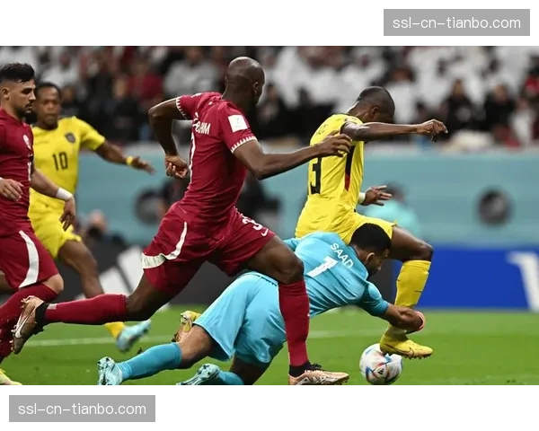 特写：进球被VAR吹掉后，布伦特福德主帅弗兰克愤怒挥拳