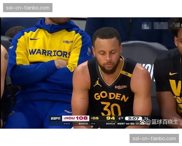 镜头捕捉:勇士队一次成功防守后,库里示意全队快速落位而非抢攻 镜头捕捉:勇士队一次成功防守后,库里示意全队快速落位而非抢攻