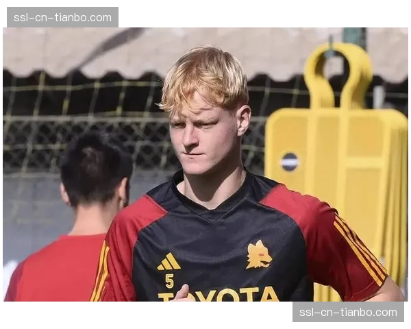 超过五万名罗马球迷在特里戈里亚基地外迎接欧战归来的球队