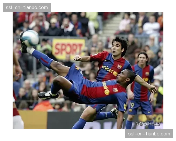 前巴萨射手埃托奥现身马德里,参加一项关于提高非洲球员射门技巧的公益讲座 前巴萨射手埃托奥现身马德里,参加一项关于提高非洲球员射门技巧的公益讲座