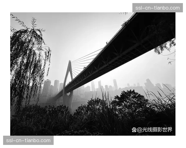 天气预报显示周末比赛日可能降雨,湿滑场地或对防守球员的滑铲拦截动作产生影响 天气预报显示周末比赛日可能降雨,湿滑场地或对防守球员的滑铲拦截动作产生影响