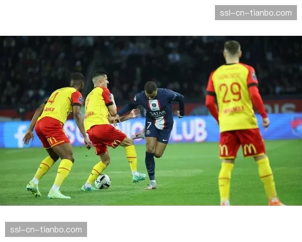 里尔3-0完胜朗斯，主场强势保持欧冠区位置